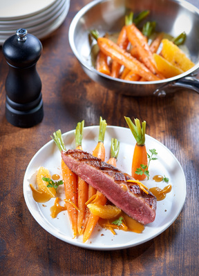 Recette de canard à l'orange et ses carottes fanes glacées